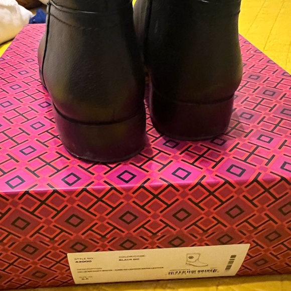Tory Burch Hallie Black Leather Bootie 8 1/2 - Picture 6 of 8